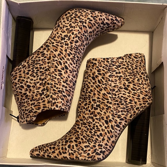 BRAND NEW Qupid suede booties size 7 - Picture 2 of 5